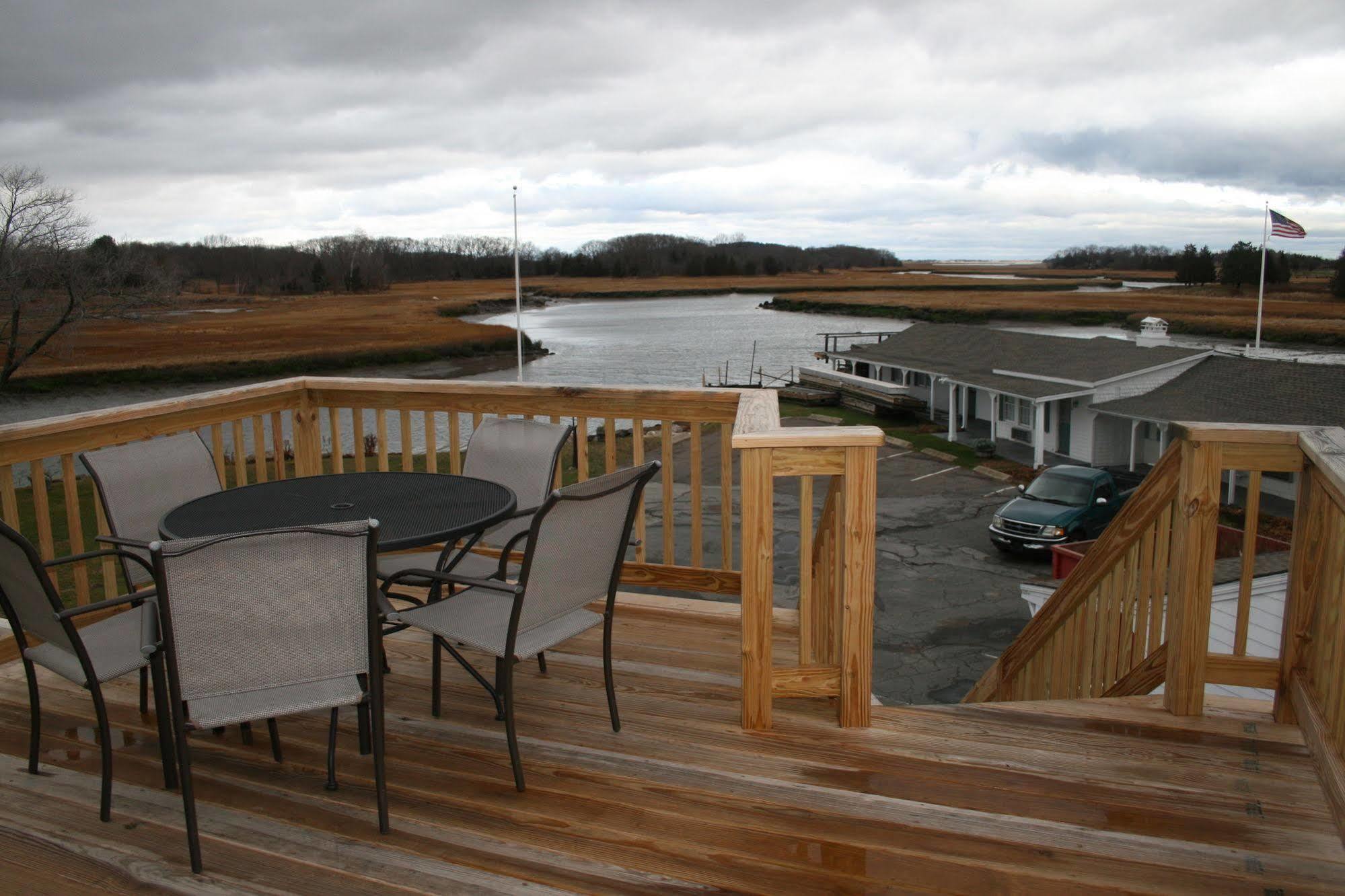 Shea'S Riverside Inn & Motel Essex Buitenkant foto